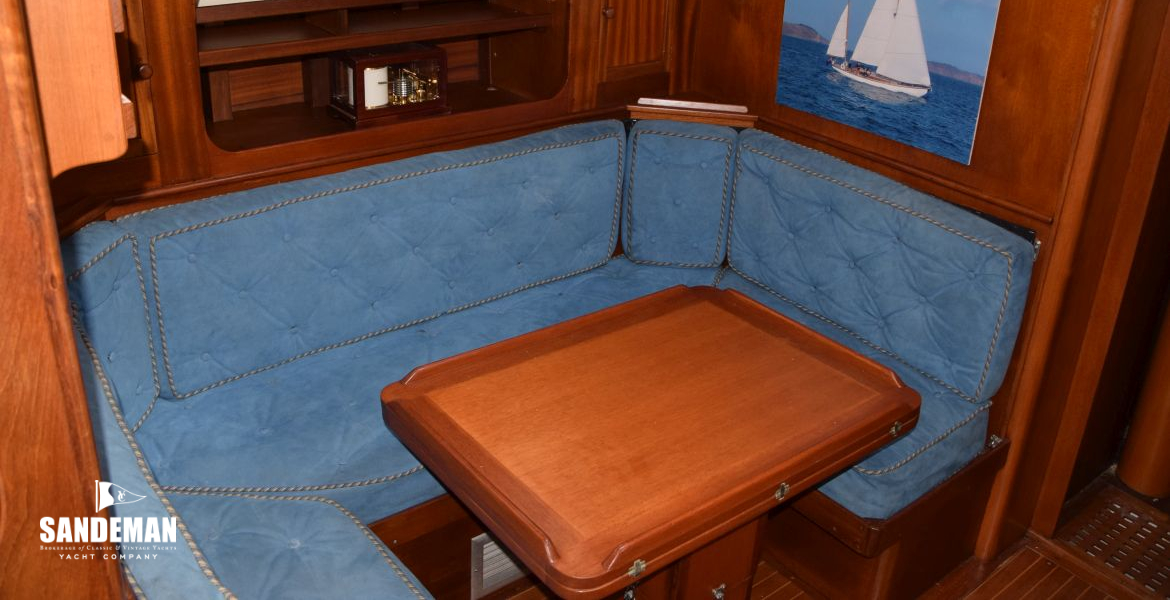 54 SALOON V TO PORT