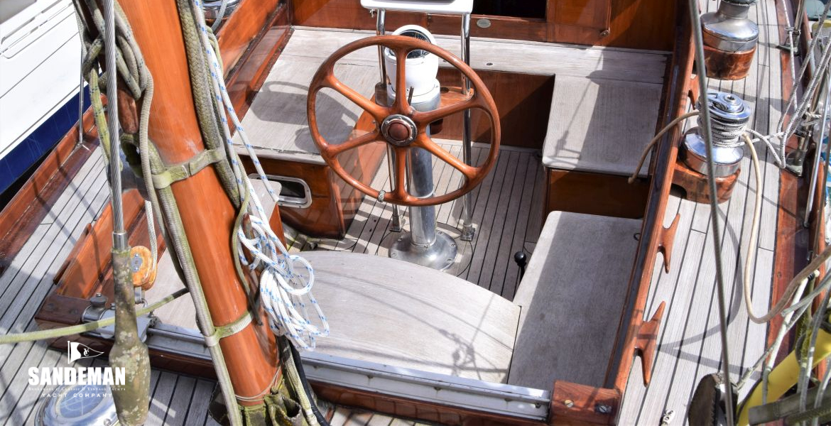 12 COCKPIT V FWD