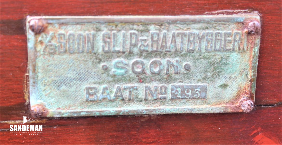32 BUILDER'S PLATE