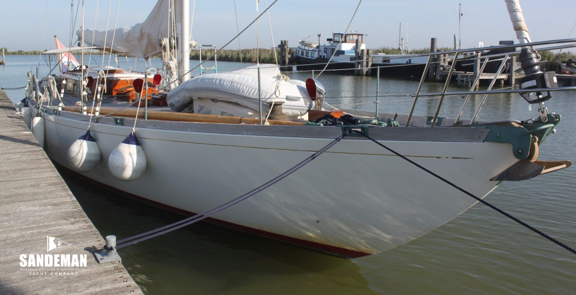 Starboard bow pontoon