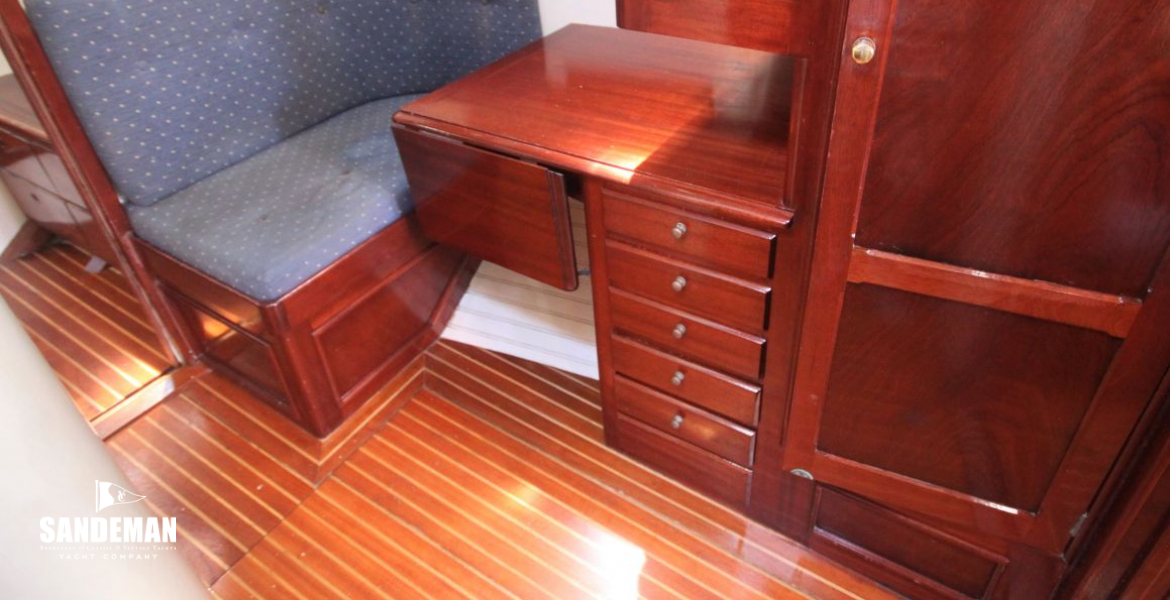 Owner's cabin study to stbd
