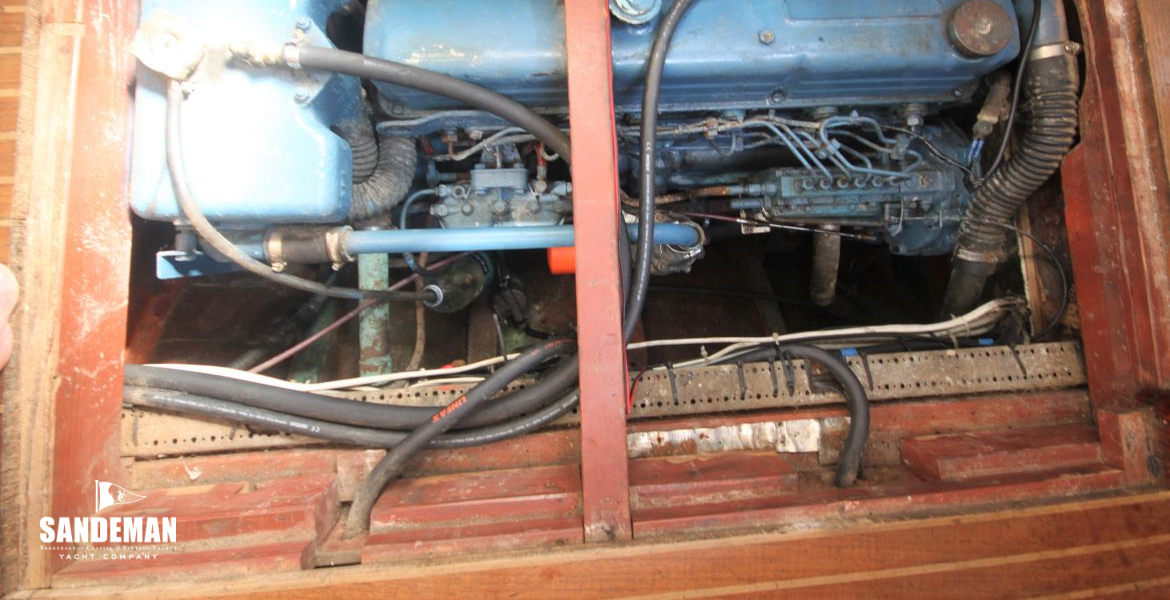 Engine under doghouse