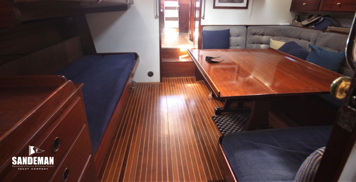 Saloon v aft