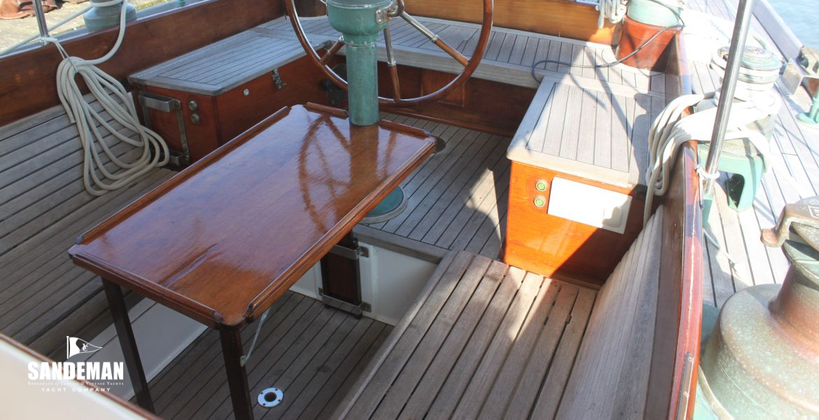 Cockpit v aft
