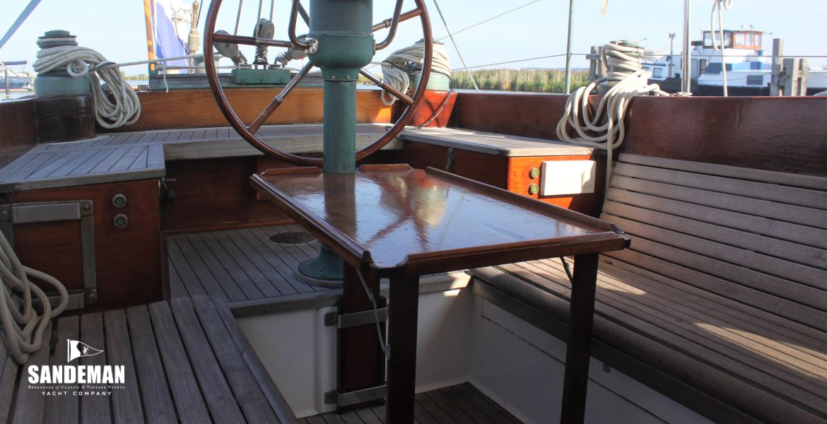 Cockpit v aft