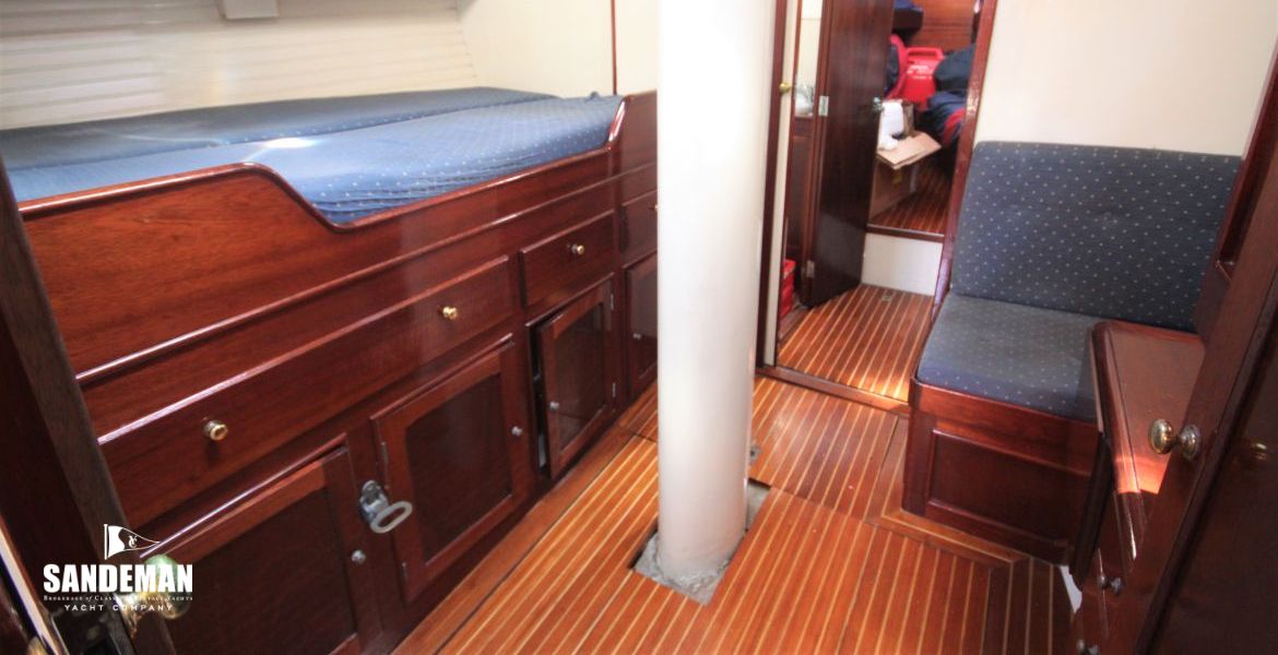 Fwd to owners' cabin
