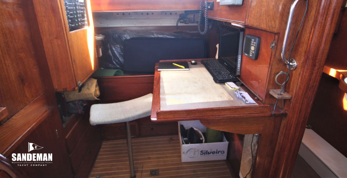 Nav station and quarter berth to port