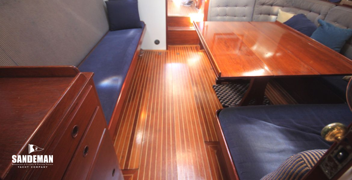 Saloon v aft