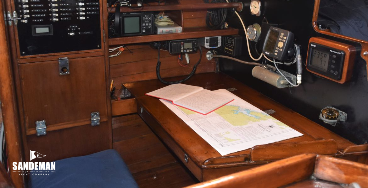 15 Nav station to port companionway