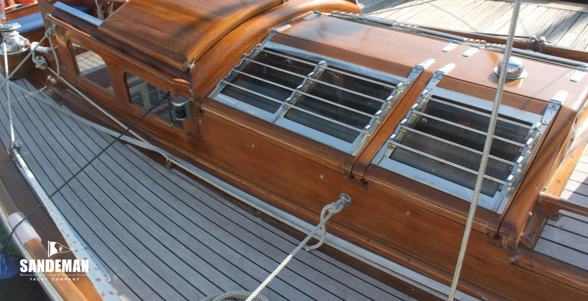 Skylight and doghouse v aft