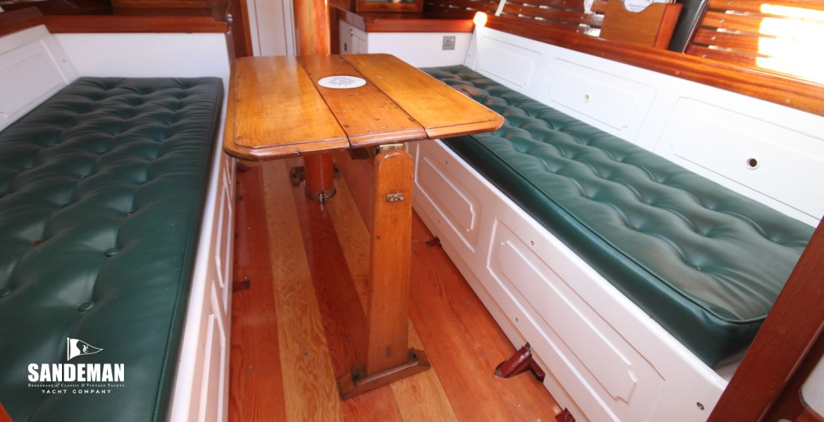 Saloon view fwd with table