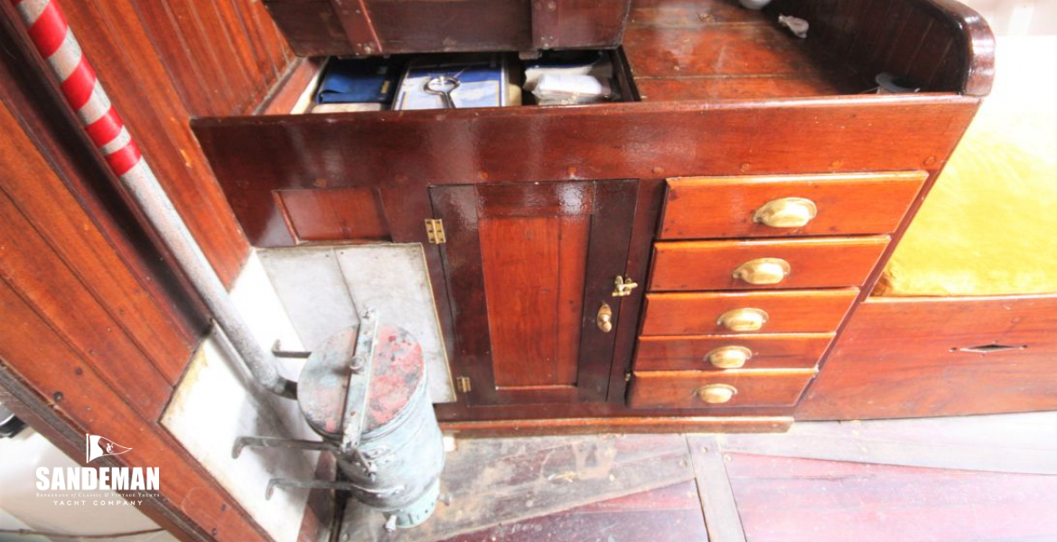 STOVE & CHART TABLE TO STBD