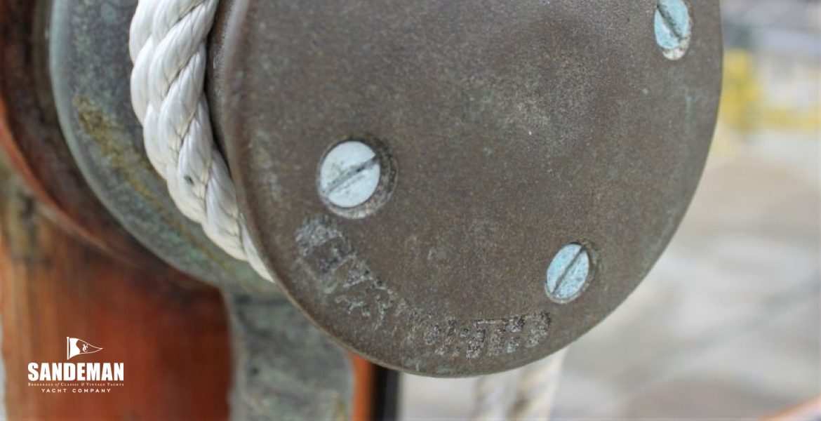 Vintage LEWMAR HALYARD WINCH