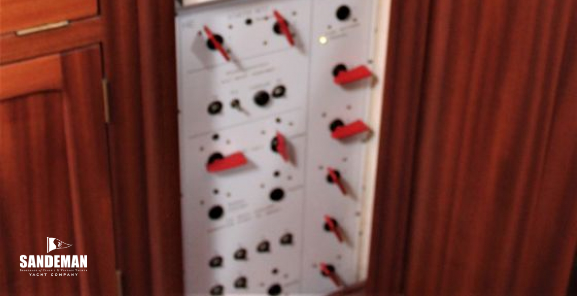 Ship's isolator panel
