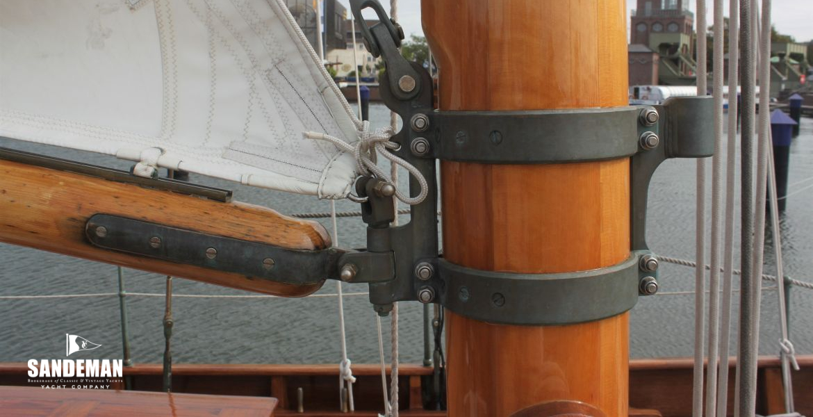 Foremast gooseneck