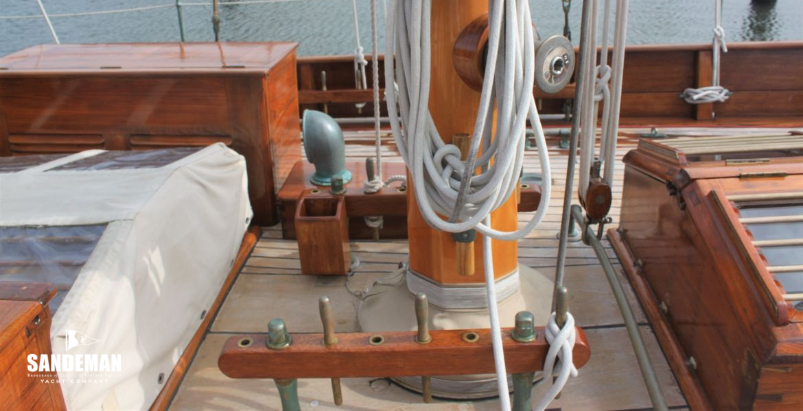 Foremast base