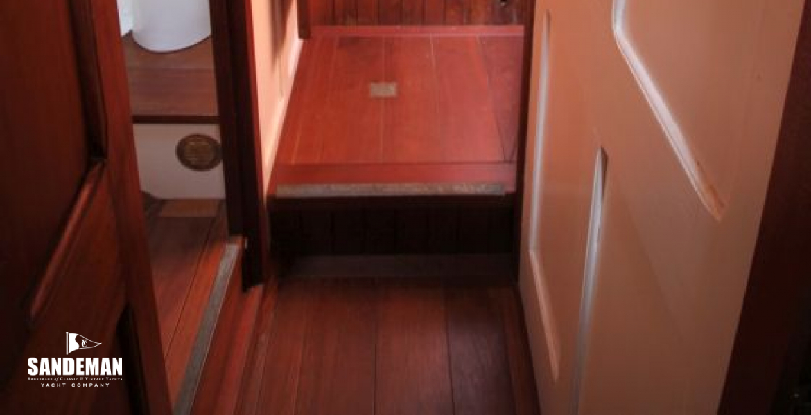 Passage aft