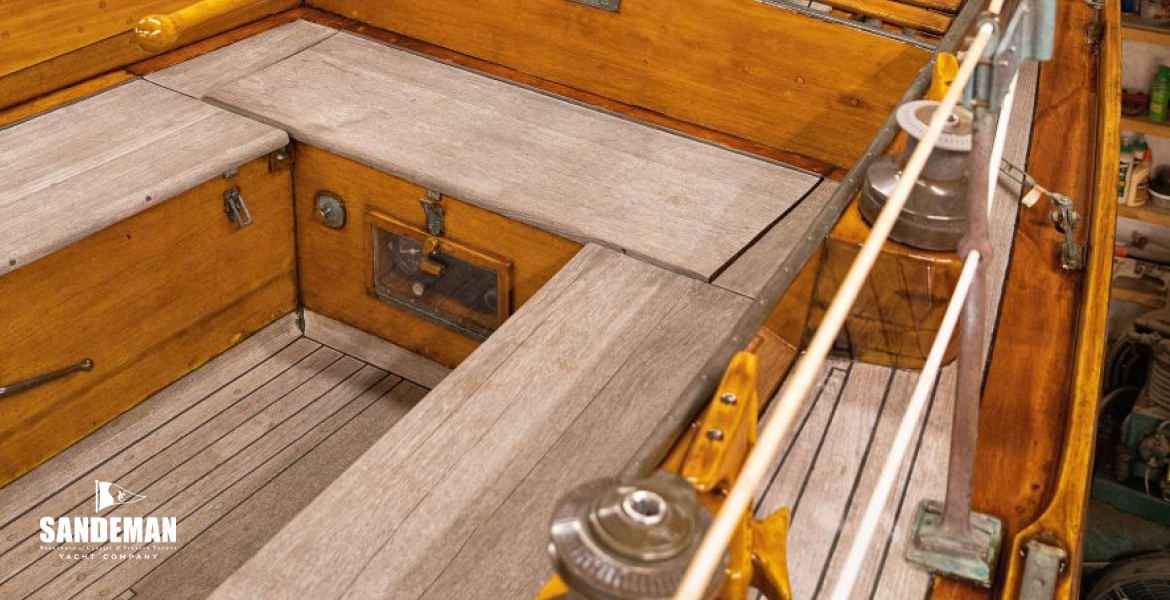 Cockpit v aft