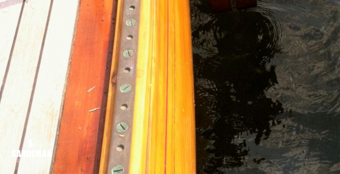 Toerail track and boarding ladder from aft