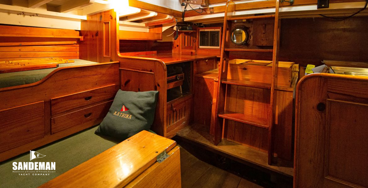 Saloon and galley v aft to stbd