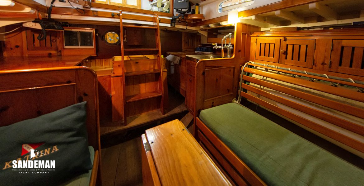 Saloon and galley v aft to port