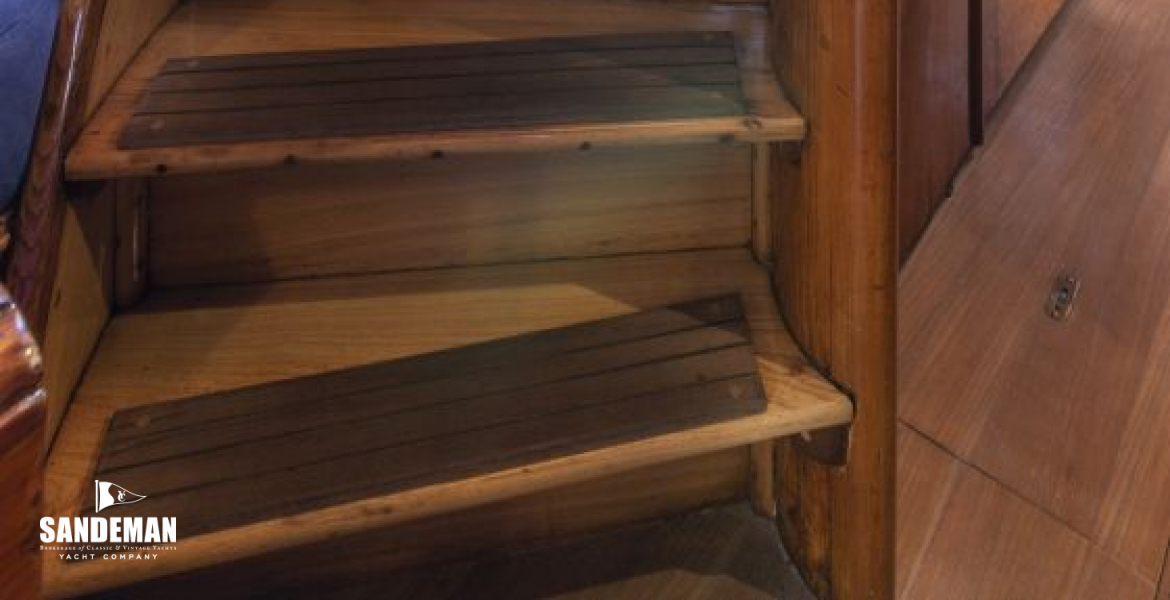 Main companionway v aft