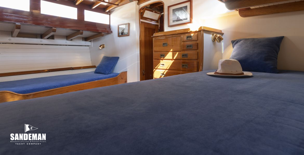 Owner's cabin v fwd to port