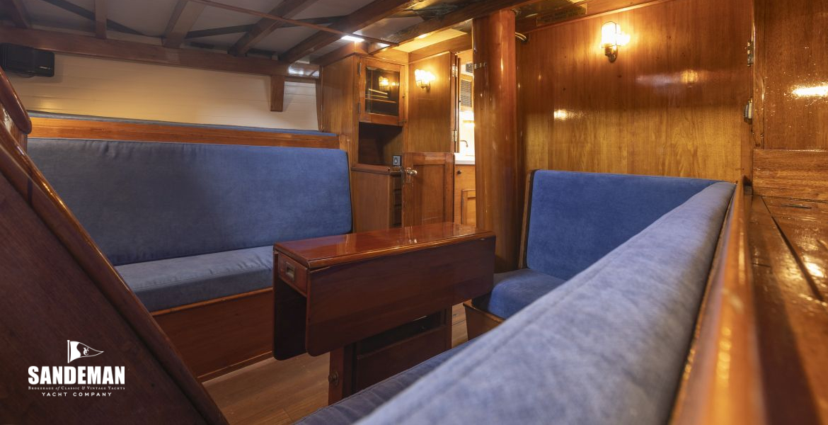 Saloon v fwd to port