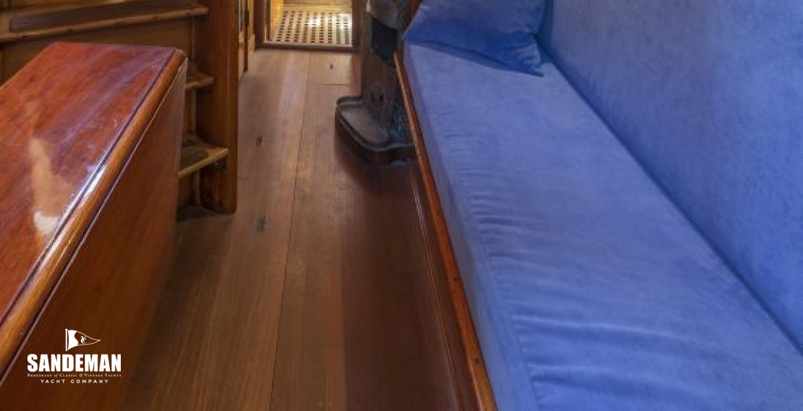 Saloon v aft