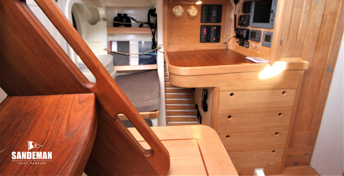 Nav station & qtr berth to port