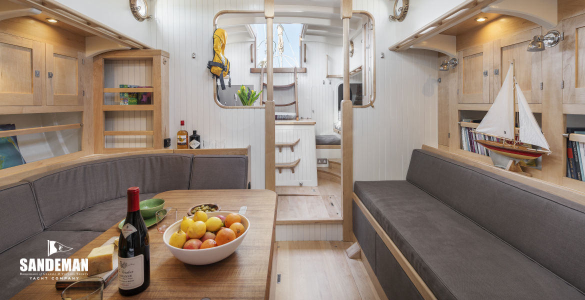 Saloon v aft