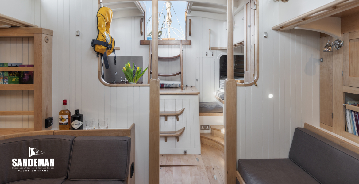 Saloon v aft