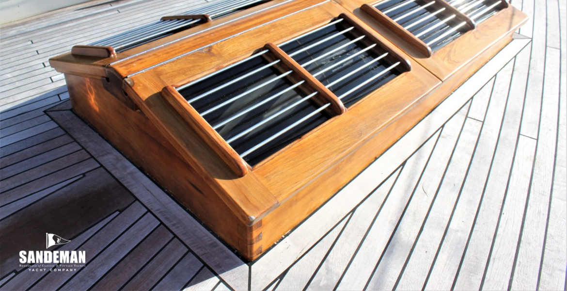 Fwd skylight v fwd to port