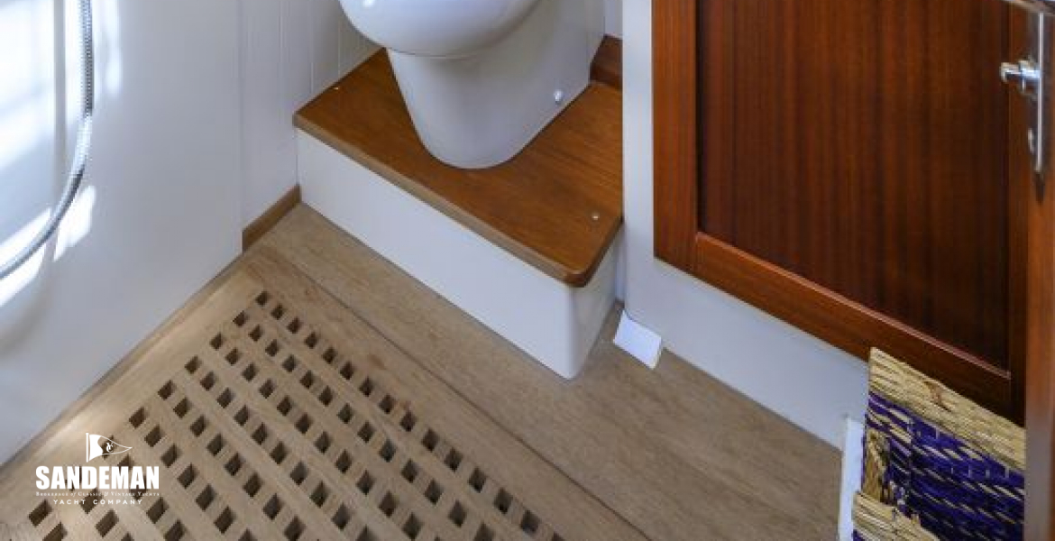 BATHROOM TO PORT