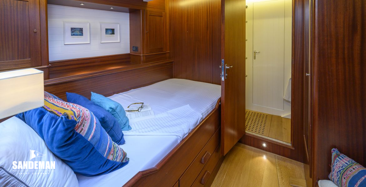 FWD DOUBLE GUEST CABIN V FWD TO SHARED HEAD