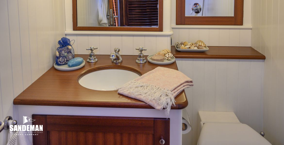 AFT EN-SUITE HEAD