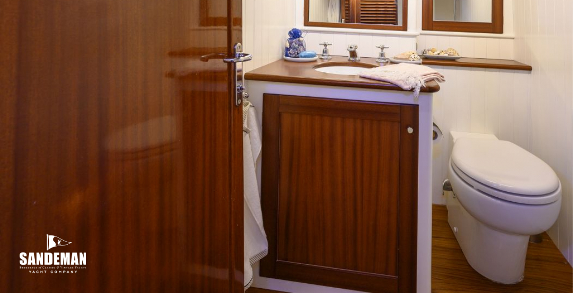 AFT EN-SUITE HEAD TO PORT