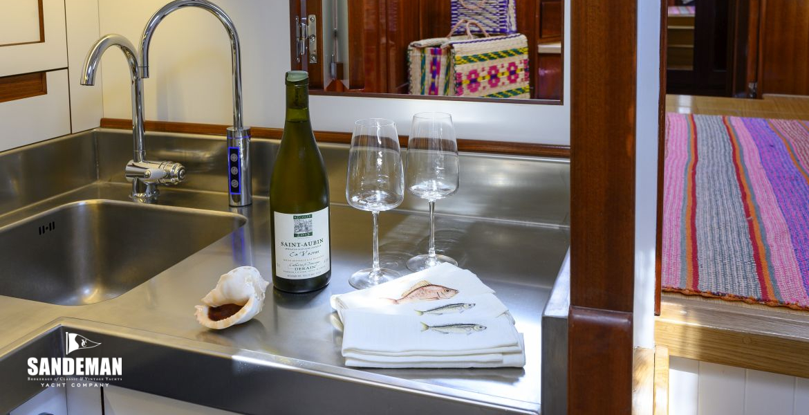GALLEY SERVERY V AFT TO DECKHOUSE