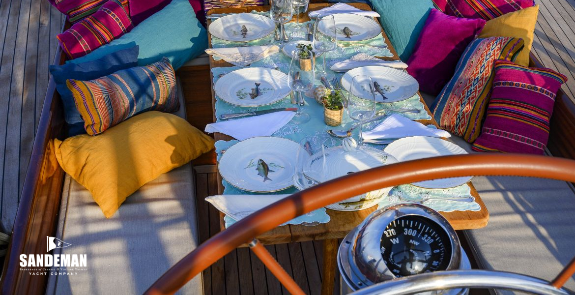 COCKPIT SET FOR DINNER