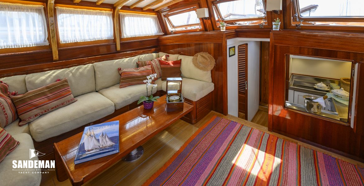 DECKHOUSE V FWD TO PASSAGE AND GALLEY SERVERY