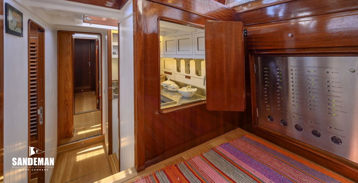 DECKHOUSE V FWD TO GALLEY AND EL PANEL
