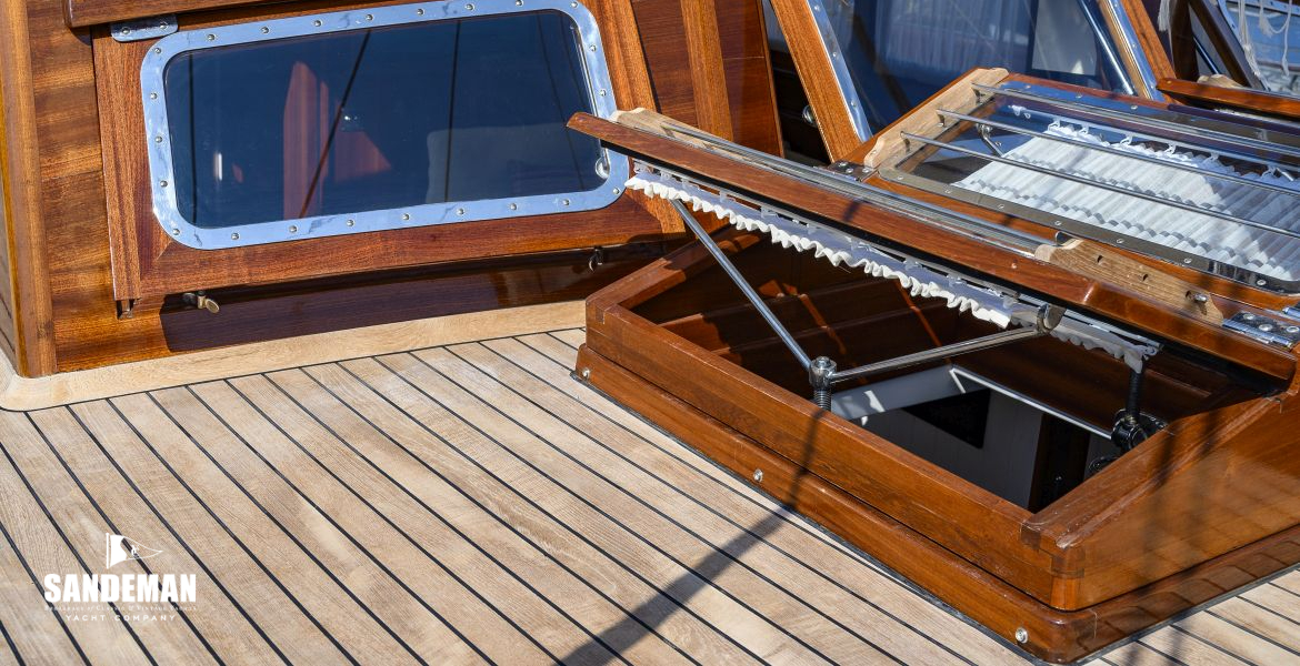 GALLEY SKYLIGHTS V AFT