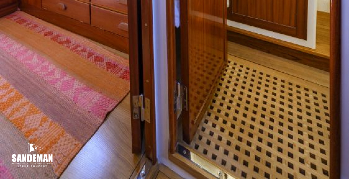V AFT TO PORT INTO OWNER'S CABIN