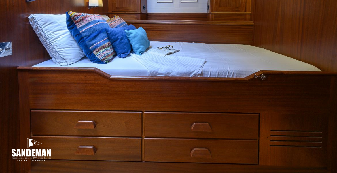 FWD DOUBLE GUEST CABIN V TO PORT