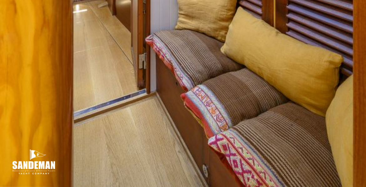PASSAGE BANQUETTE AND LOCKERS