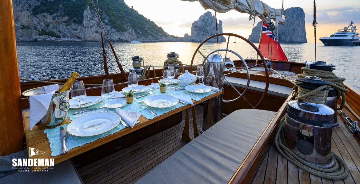 COCKPIT SET FOR DINNER