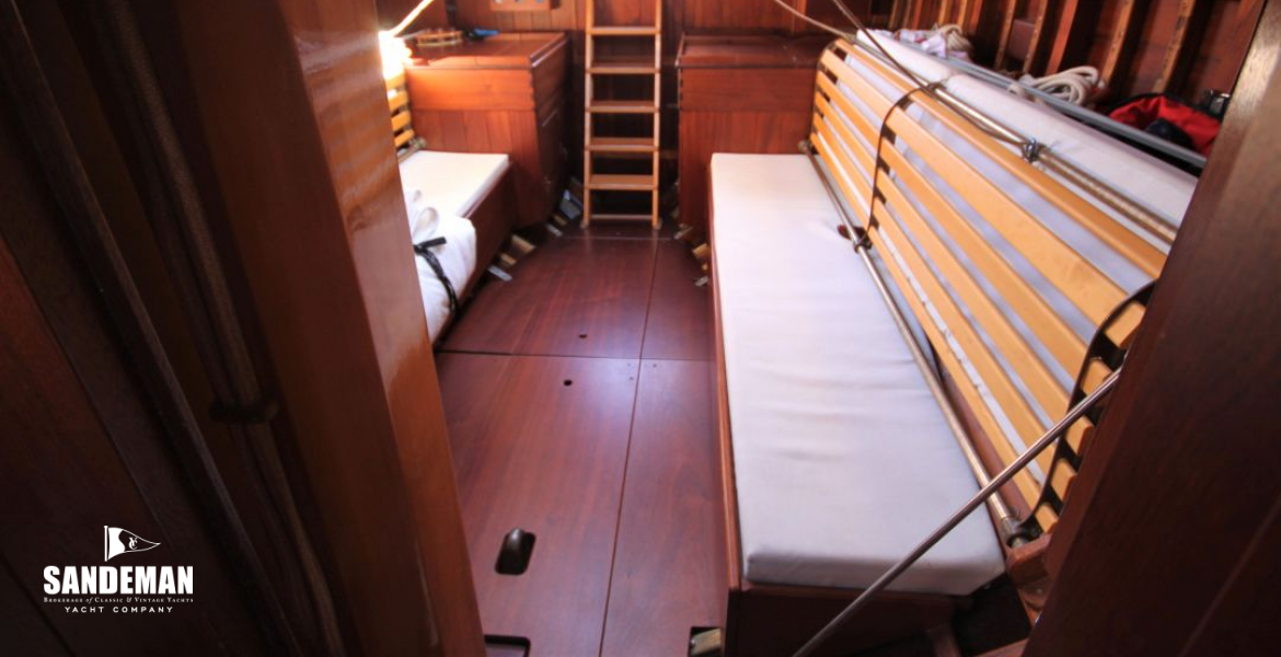 View aft to saloon from WC compartment
