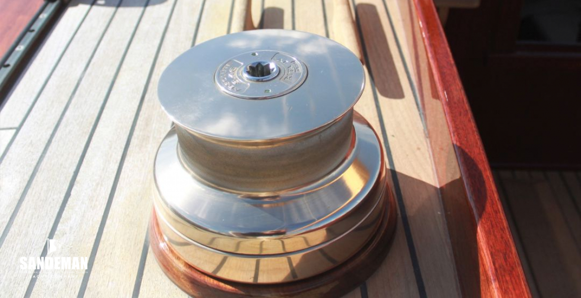 Primary and secondary sheet winches