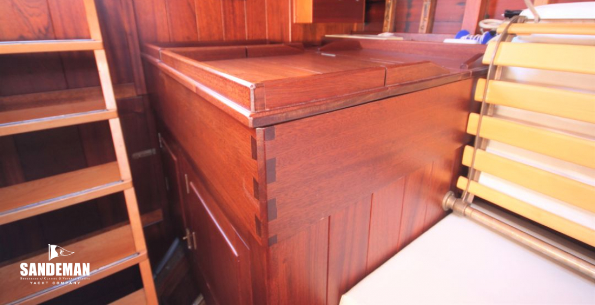 Compoanionway v aft to galley to port