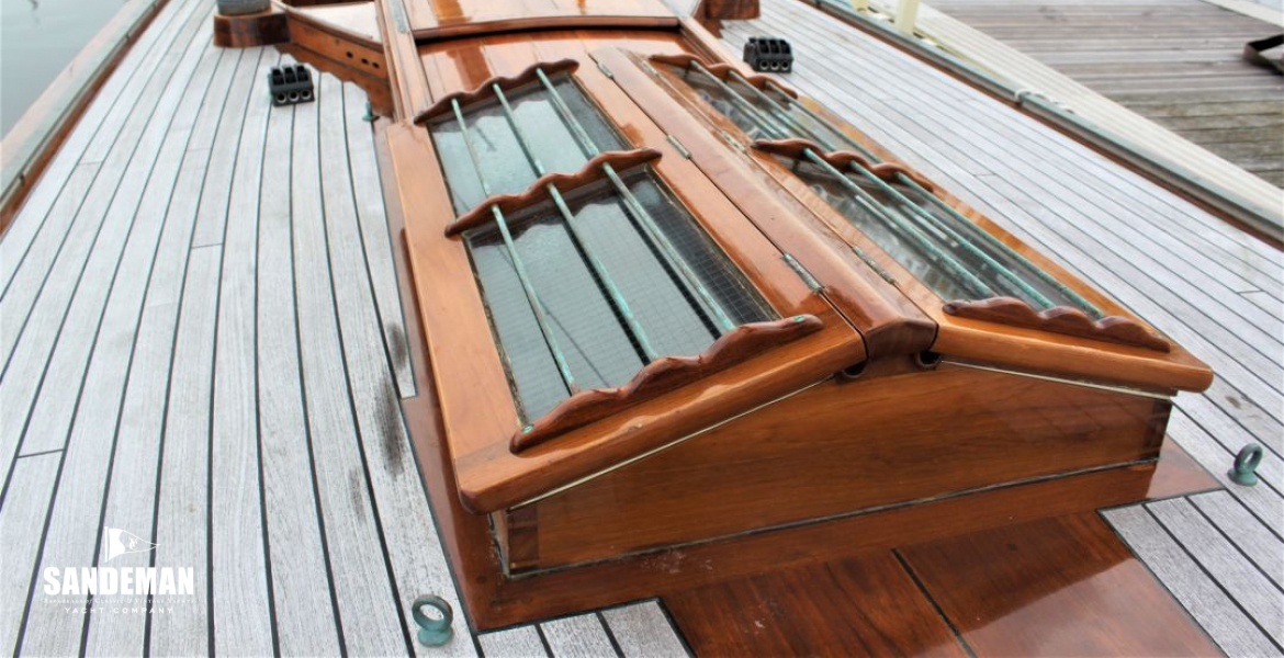 Skylight v aft
